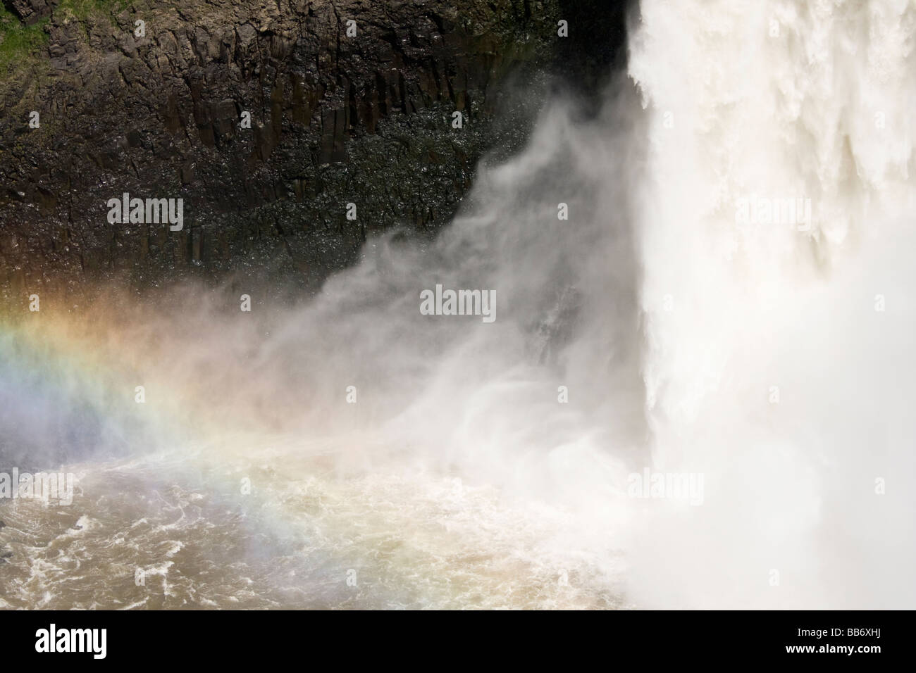 Un arc-en-ciel se forme à la base de la puissante rivière Palouse Falls après la chute près de 200 pieds de la rivière Palouse Canyon. Banque D'Images