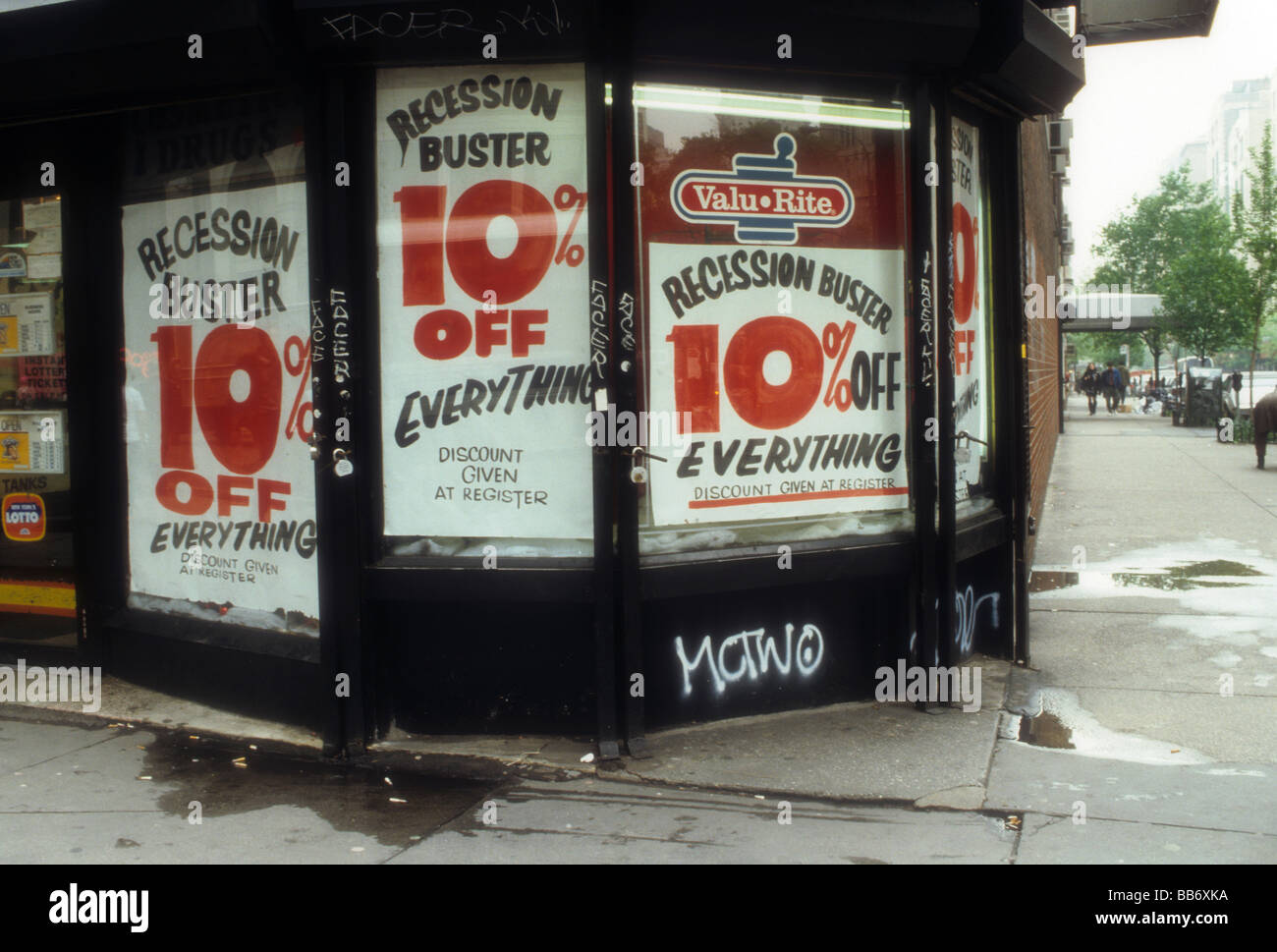 Récession donne pharmacie spécial buster à Greenwich Village à New York en 1992 Frances M Roberts Banque D'Images