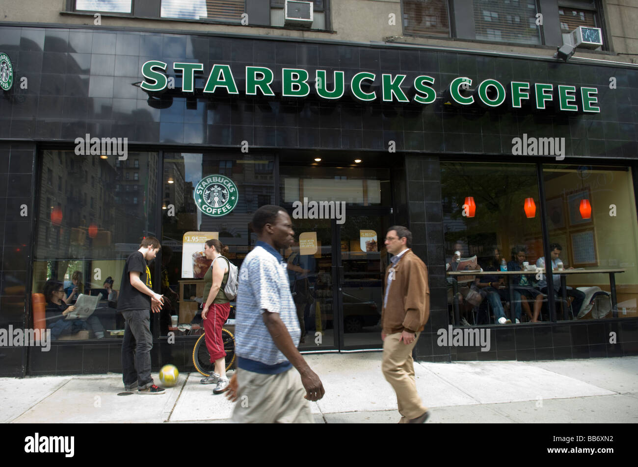 Un café Starbucks dans l'Upper West Side de New York, le dimanche 10 mai 2009 Frances M Roberts Banque D'Images