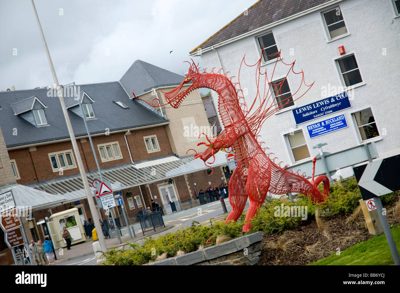 Wirework Sclulpture de dragon. Une installation artistique sur un rond-point dans le centre-ville de Carmarthen ouest du pays de Galles. Banque D'Images