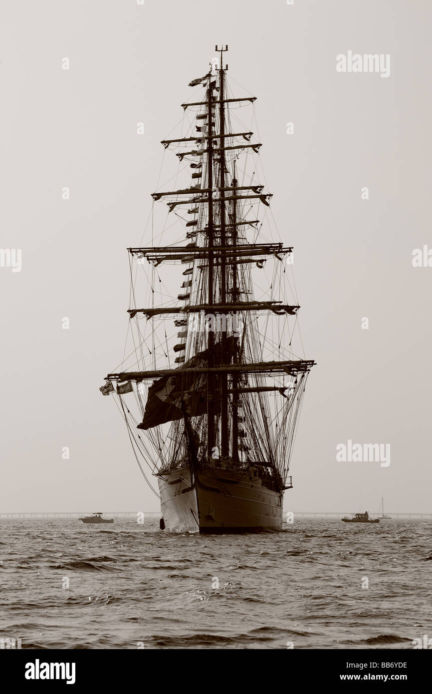Tall Ship pendant le défilé des navires, Norfolk, Virginie Banque D'Images