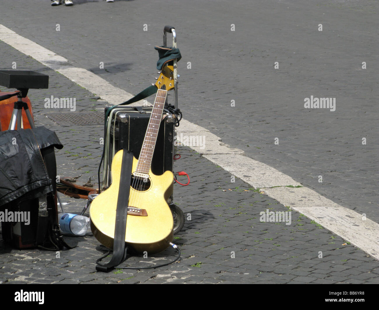 Busker rue guitare et ampli dans Rome Italie Photo Stock - Alamy