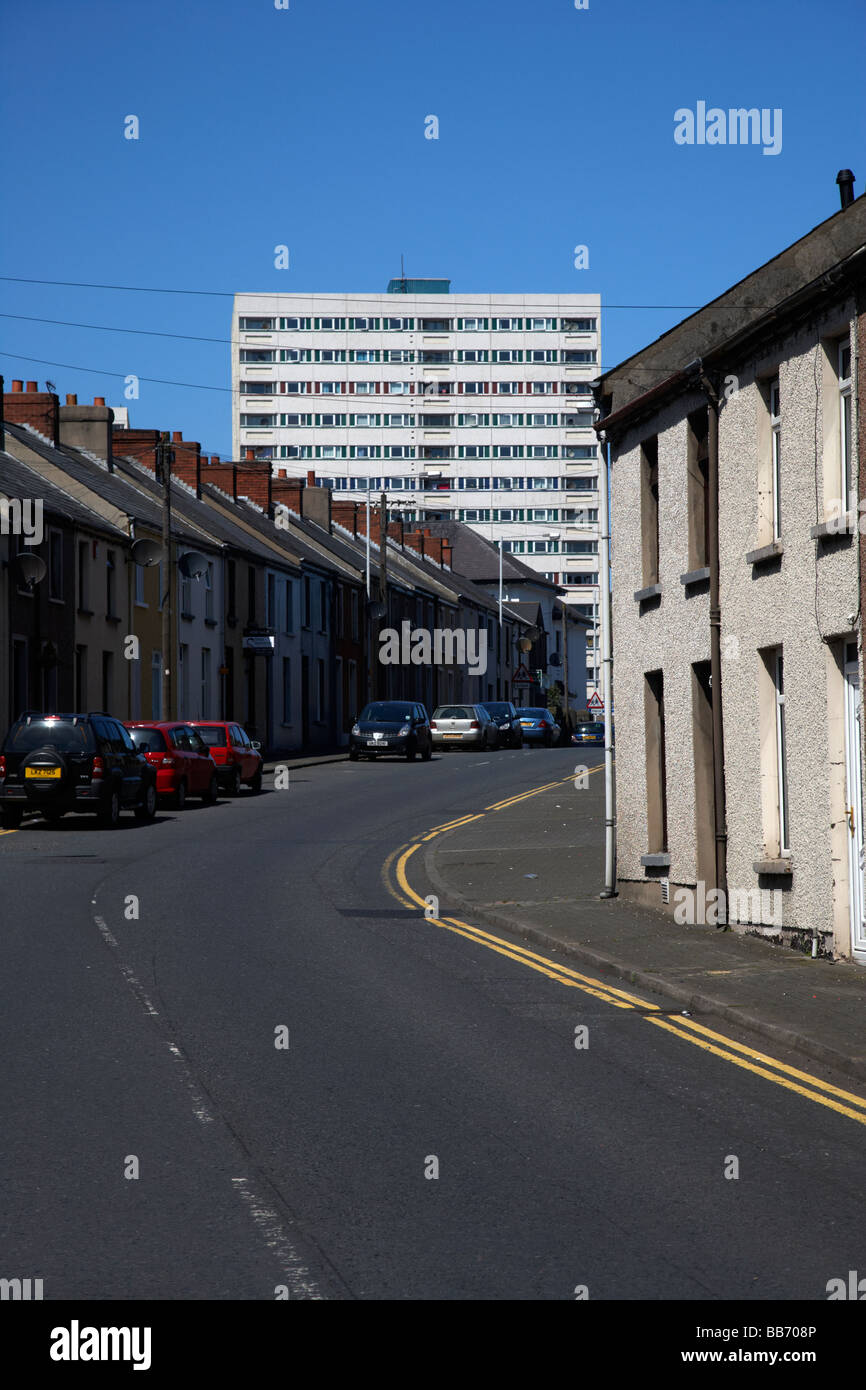 Des maisons mitoyennes et des tours d'inver appartements logement sur le glynn road à Larne le comté d'Antrim en Irlande du Nord uk Banque D'Images