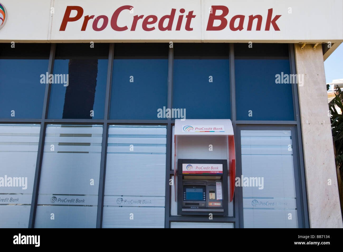 ProCredit Bank dans la ville de Saranda République de l'Albanie une station touristique populaire sur la 'Riviera albanaise' Banque D'Images