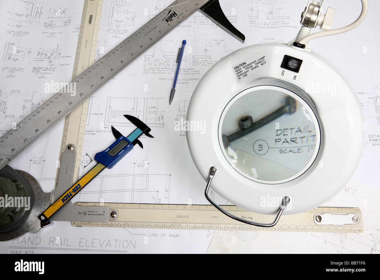 Table à dessin avec des outils et bleu Imprimer Banque D'Images