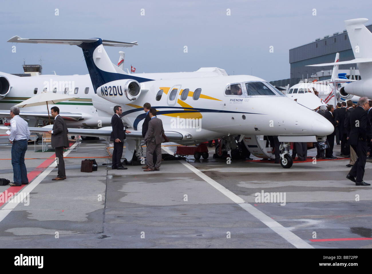 Business Jet Embraer Phenom 100 N82du Salon EBACE à avion à l'aéroport de Genève Suisse Banque D'Images