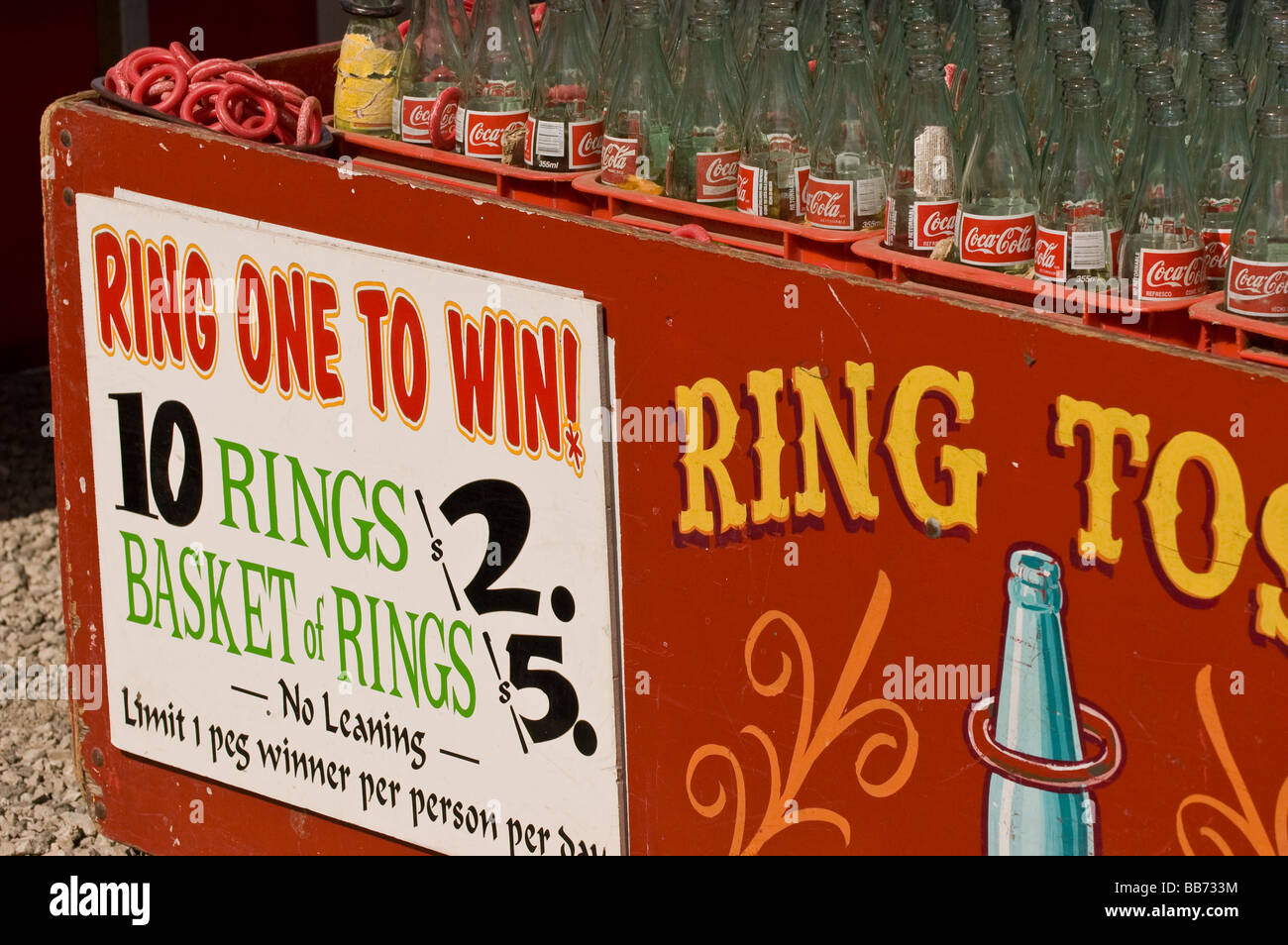 Un 'ring toss' stand à un parc d'amusement Banque D'Images