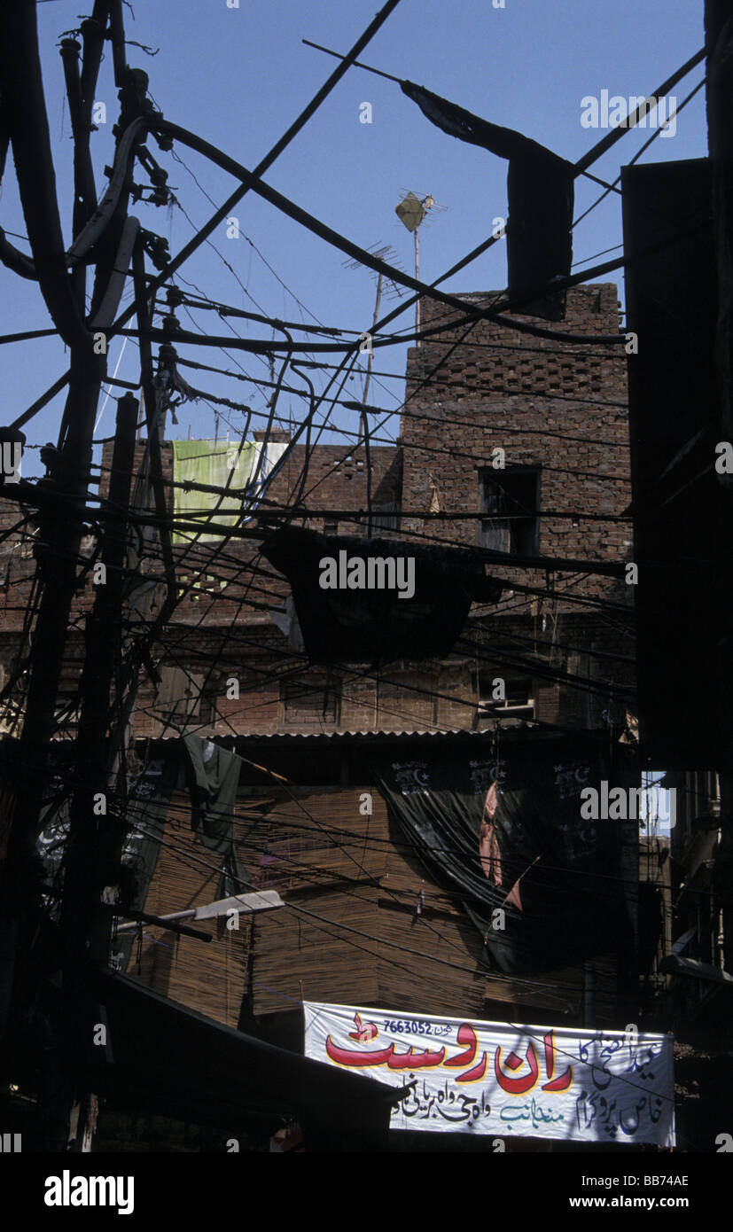 Câblage électrique aléatoire dangereuses au-dessus de la ville de Lahore rue étroite Punjab Pakistan Banque D'Images