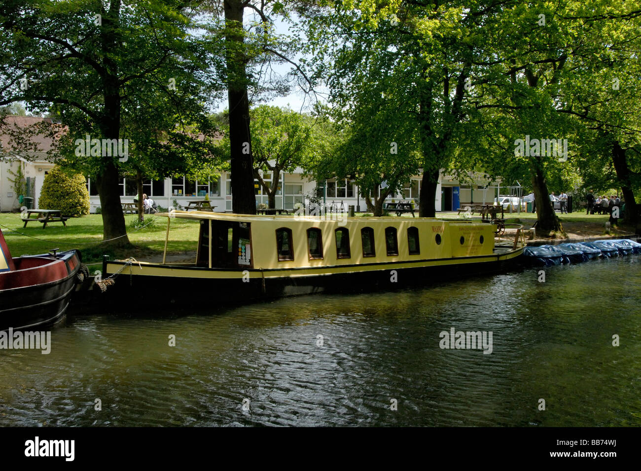 Centre d'accueil du Canal de Basingstoke avec voyage touristique bateau amarré en premier plan, Basingstoke Canal, Mytchett, Surrey Banque D'Images