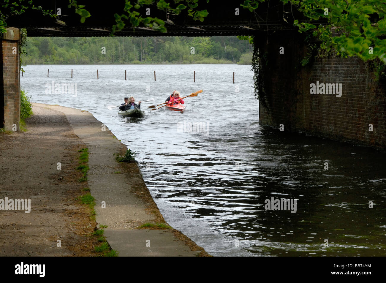 Deux kayaks sous bridge venant de Mytchett lac sur le Canal de Basingstoke, Mytchett, Surrey, Angleterre Banque D'Images