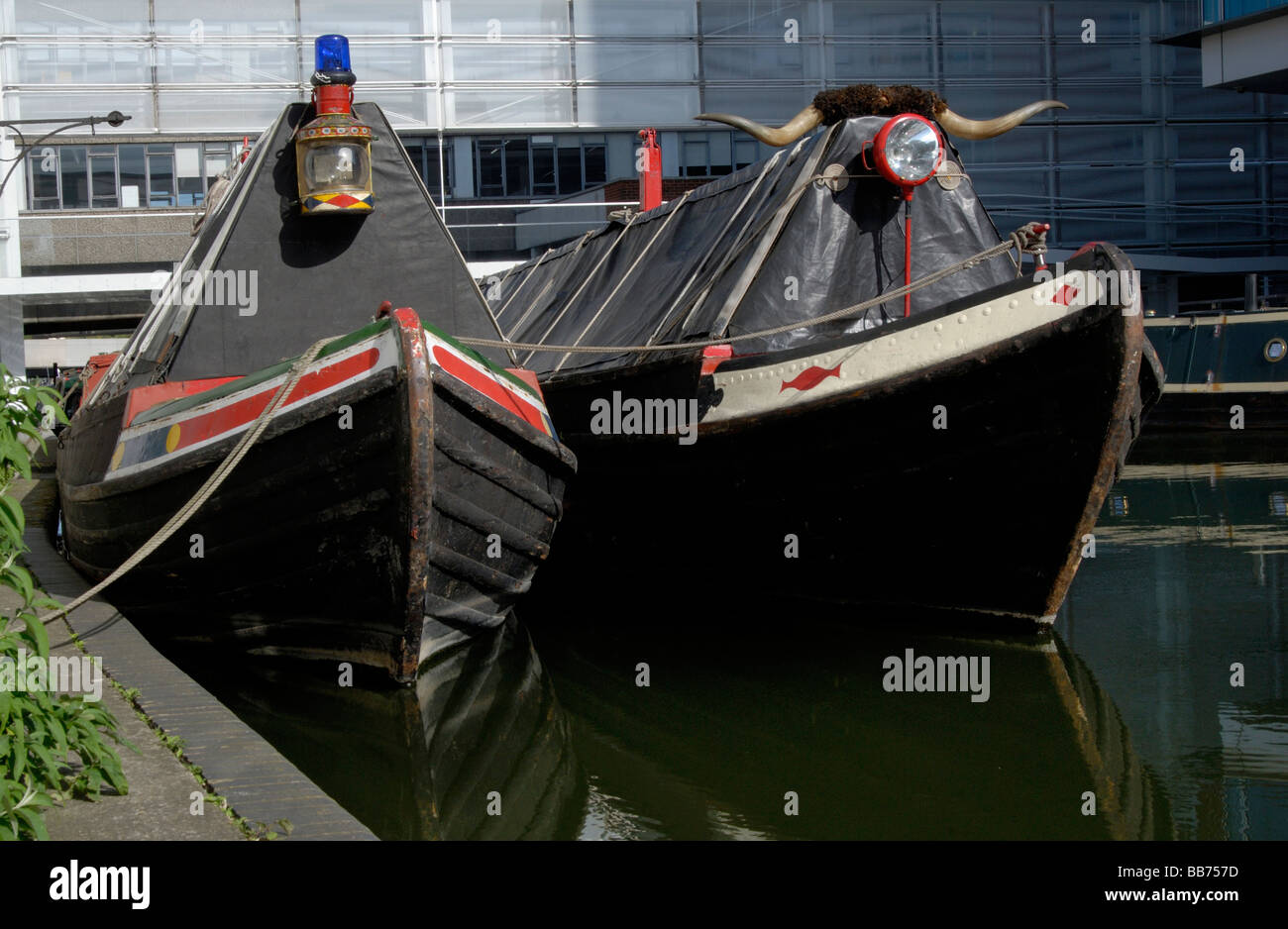 Arcs de deux vieux narrowboats travail avec lanterne et diriger des cornes, du bassin de Paddington, Londres, Angleterre Banque D'Images