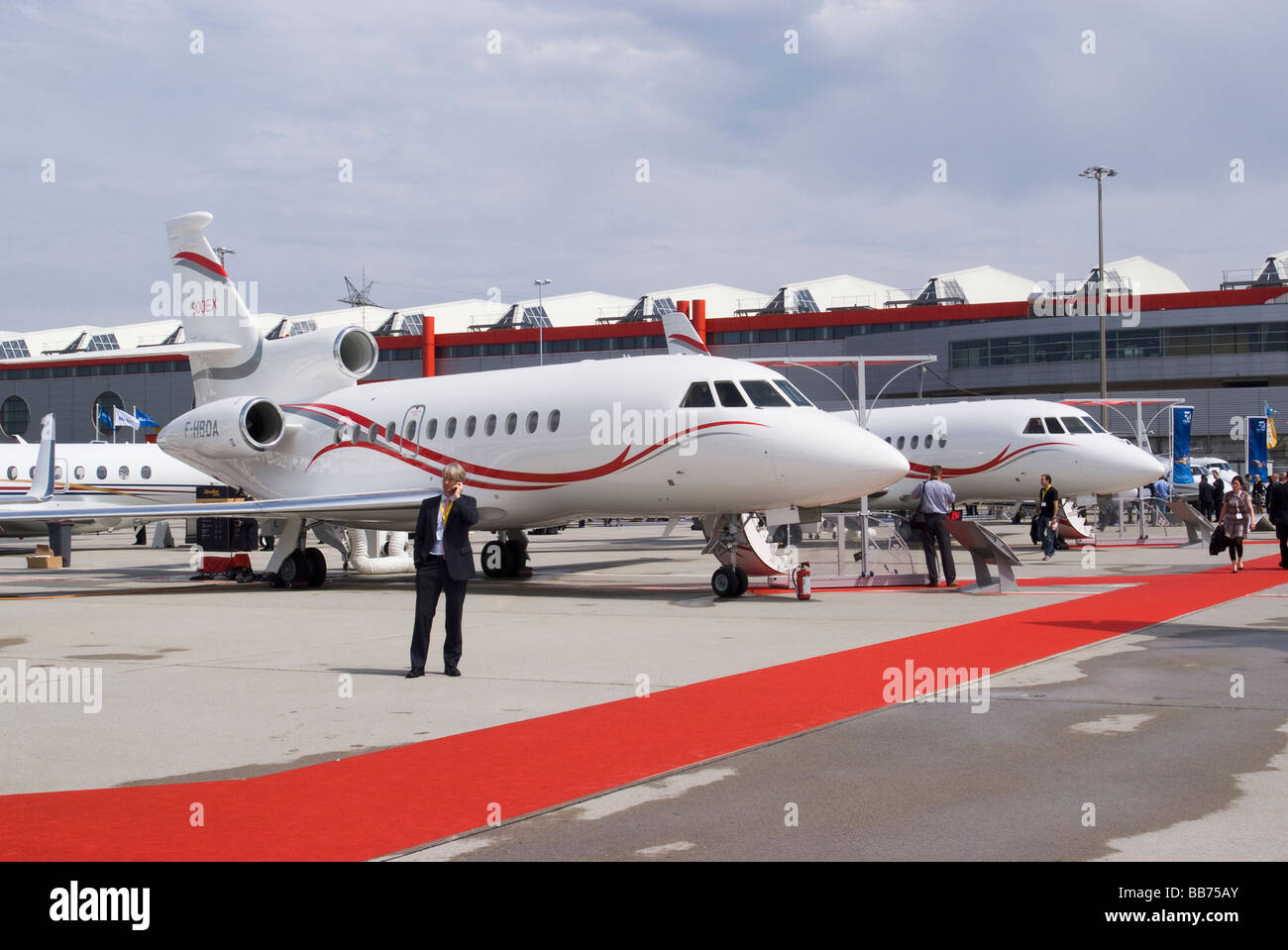 Dassault Falcon 900EX F-HBDA avec 2000EX HB-JET Les Jets d'affaires au salon EBACE Salon d'aéronefs à l'aéroport de Genève Suisse Banque D'Images