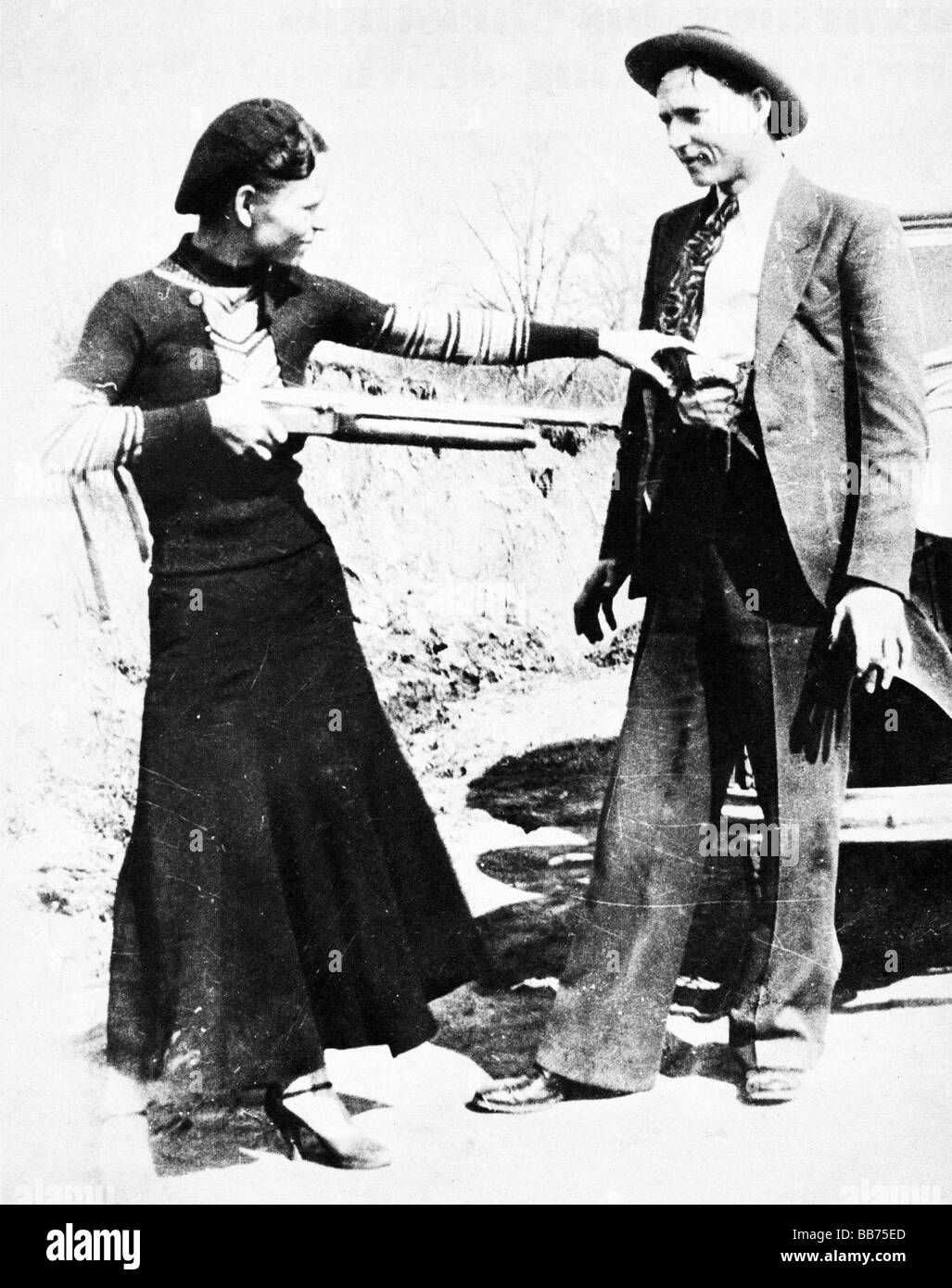 Bonnie et Clyde 1933 Photo de la tristement célèbre hors-la-loi pris par eux-mêmes tandis que sur la course Banque D'Images