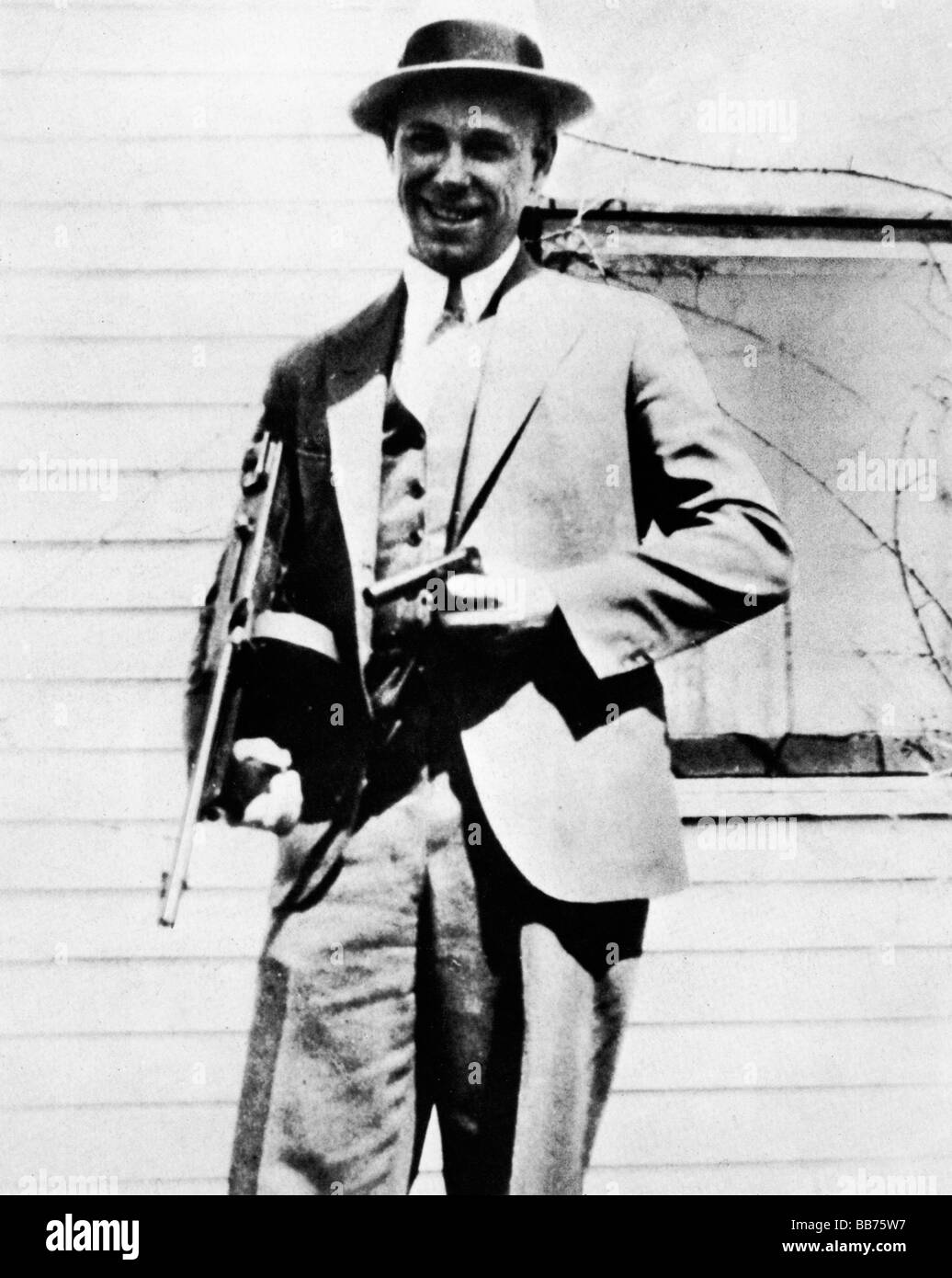 John Dillinger 1933 Photo de l'ennemi public numéro un américain qui pose pour l'appareil photo avec son Tommy gun Banque D'Images John Dillinger 1933 Photo de l'ennemi public numéro un américain qui pose pour l'appareil photo avec son Tommy gun Banque D'Images