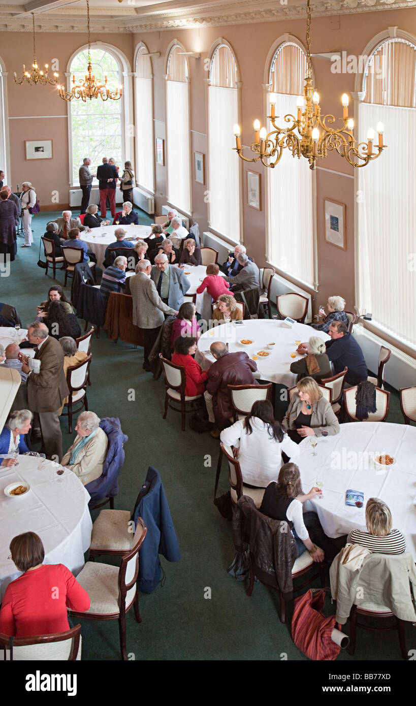 Des gens assis à des tables à la réception Swansea Wales UK Banque D'Images