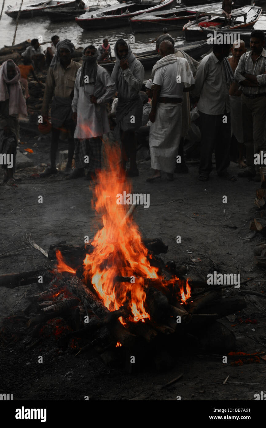 Les pyres funéraires aux ghats en feu à varanasi, inde Banque D'Images Les pyres funéraires aux ghats en feu à varanasi, inde Banque D'Images