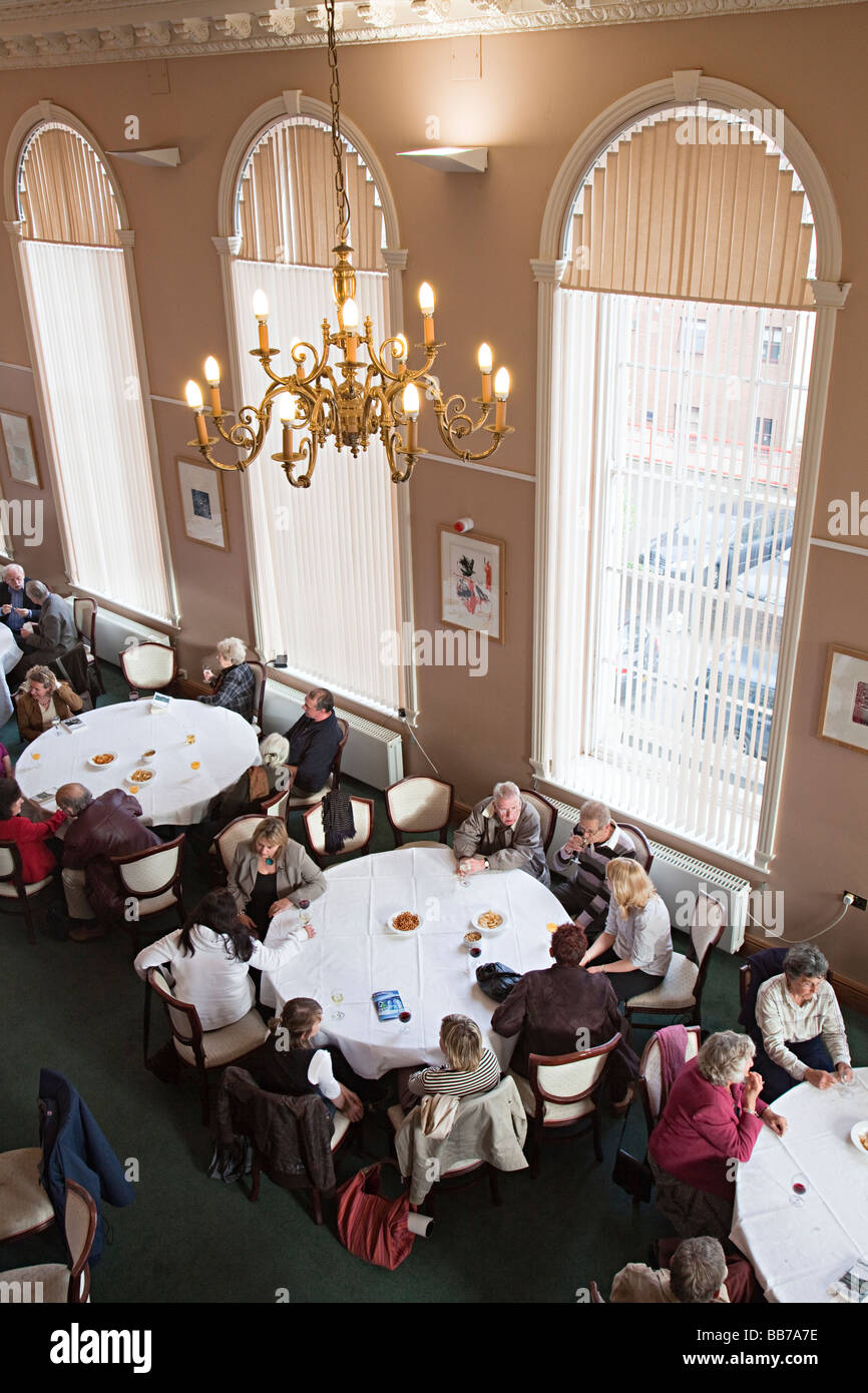 Des gens assis à des tables à la réception Swansea Wales UK Banque D'Images