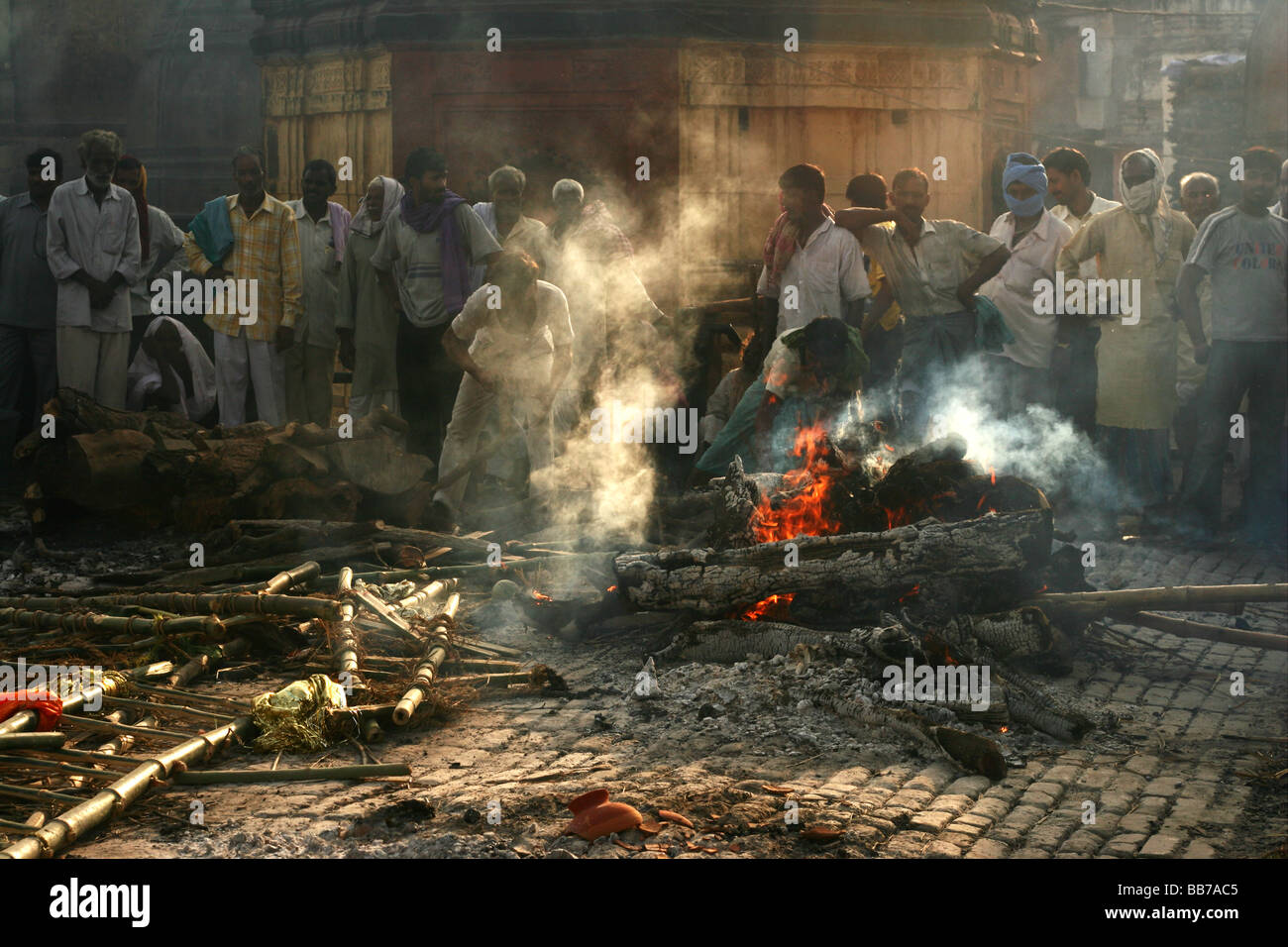 Les pyres funéraires aux ghats en feu à varanasi, inde Banque D'Images Les pyres funéraires aux ghats en feu à varanasi, inde Banque D'Images