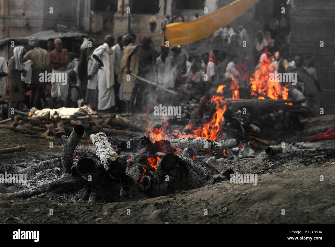 Les pyres funéraires aux ghats en feu à varanasi, inde Banque D'Images Les pyres funéraires aux ghats en feu à varanasi, inde Banque D'Images