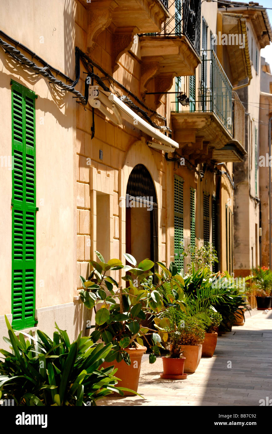 Les bâtiments en pierre avec balcon et plantes en pot à Alcudia, Majorque Banque D'Images