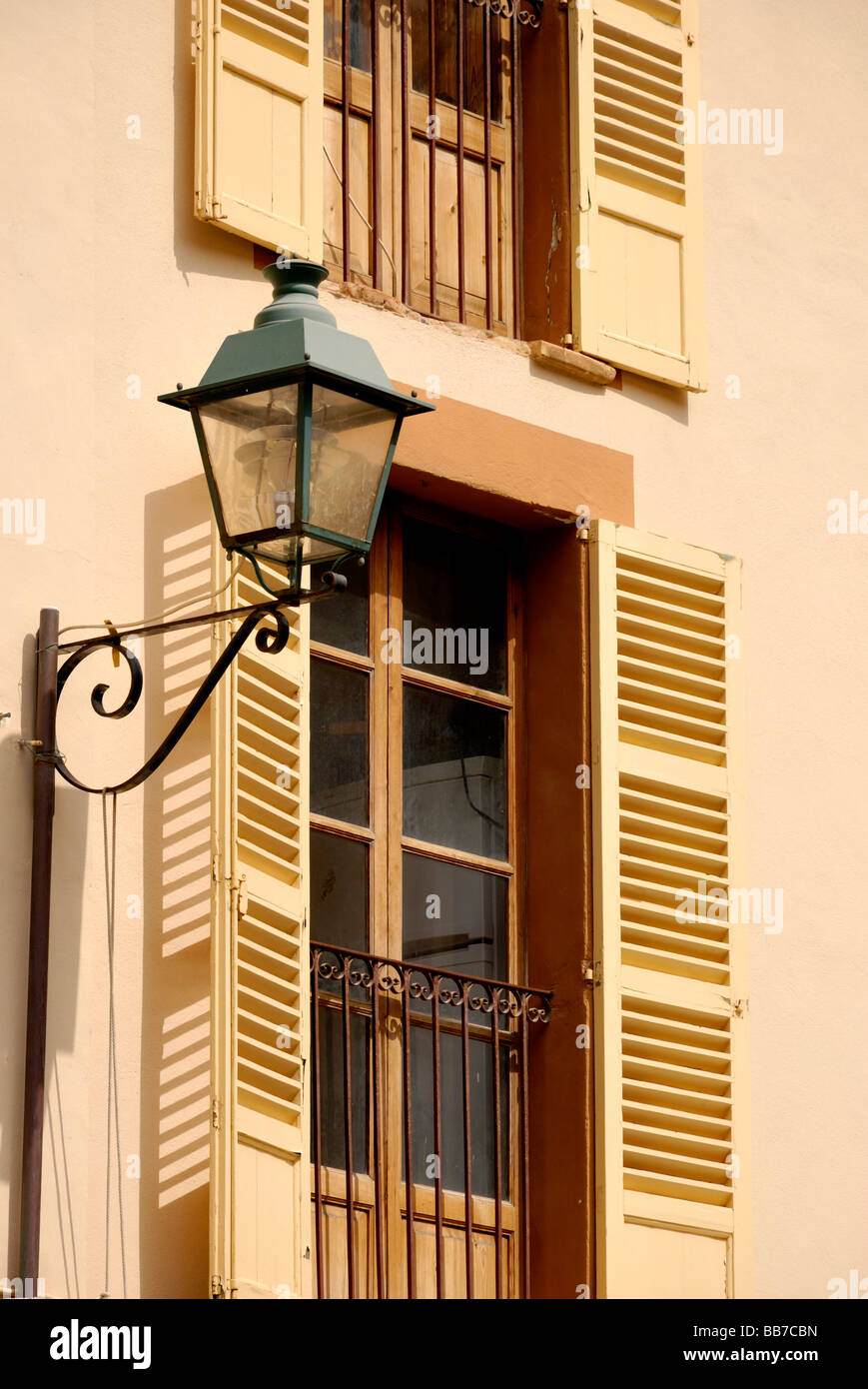 Fenêtres avec volets et la bonne vieille lampe de rue à Pollensa, Majorque Banque D'Images