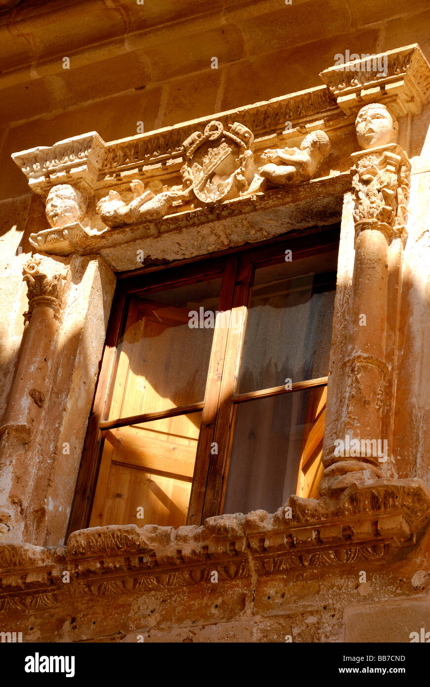 Fenêtre avec sculptures à Alcudia, Majorque Banque D'Images