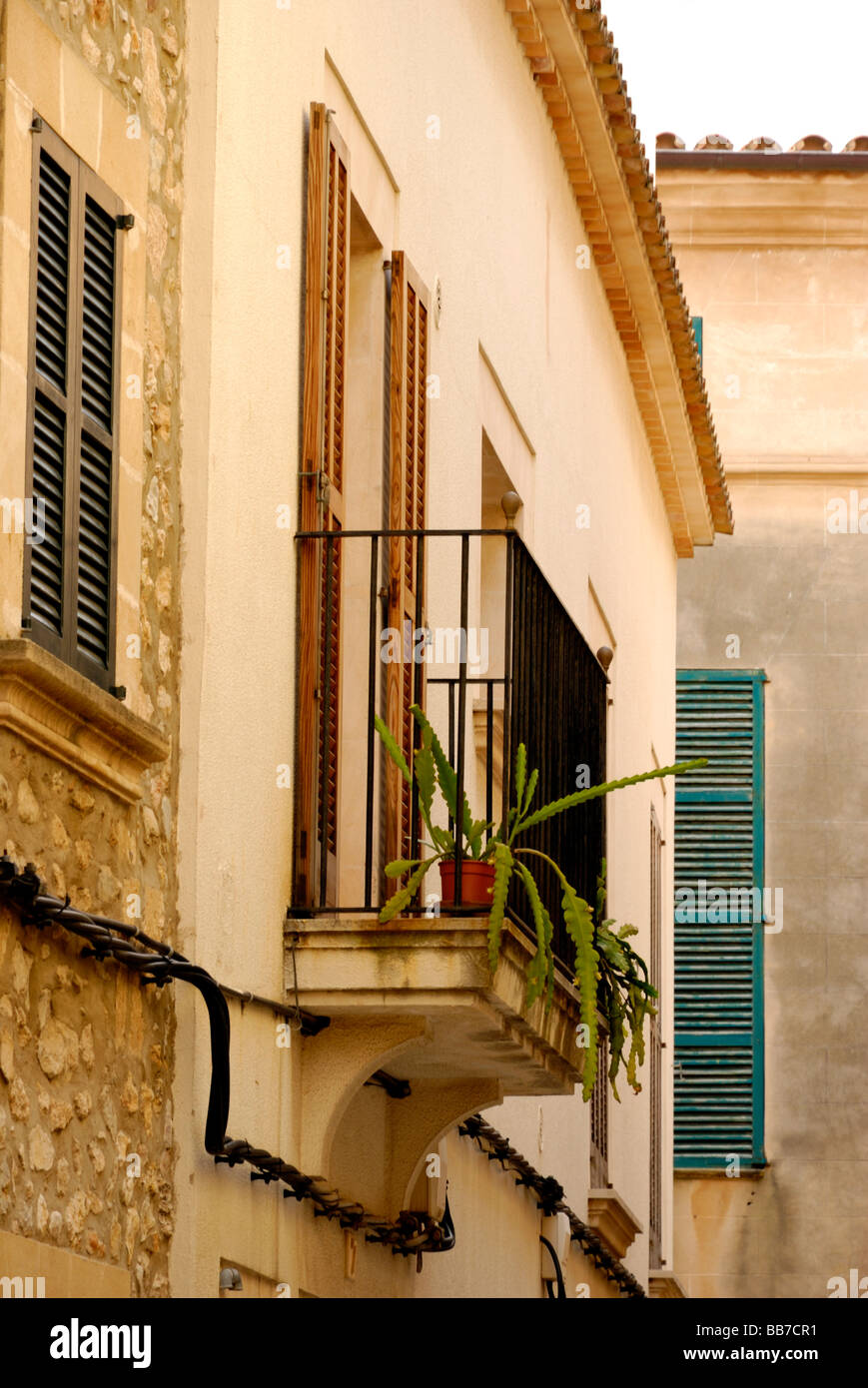 Les bâtiments en pierre avec balcon et volets à Pollensa, Majorque Banque D'Images