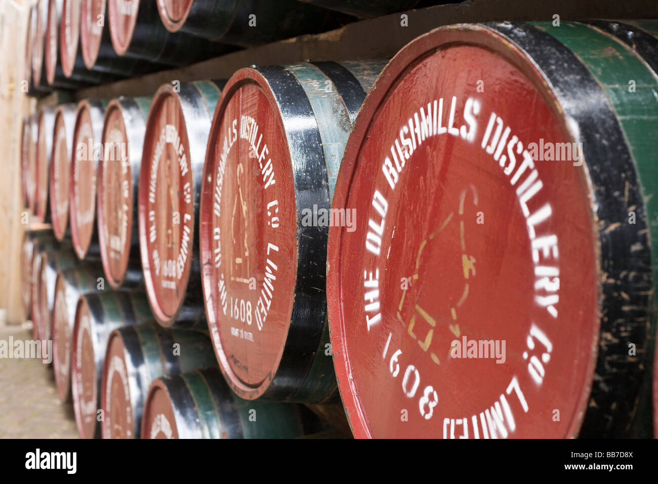 Barils de whisky. Le vieillissement de barils de whisky peint de couleurs vives ornent l'ancienne distillerie de Bushmills. Banque D'Images