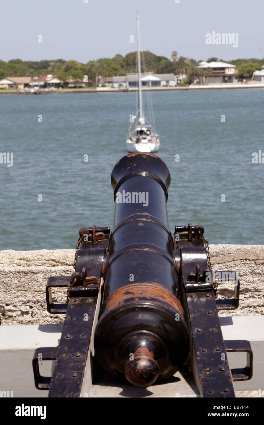 L'Espagnol ancien 'canon' visant à un bateau. Prises sur une ancienne forteresse espagnole à Saint Agustine qui est la plus vieille ville des USA. Banque D'Images