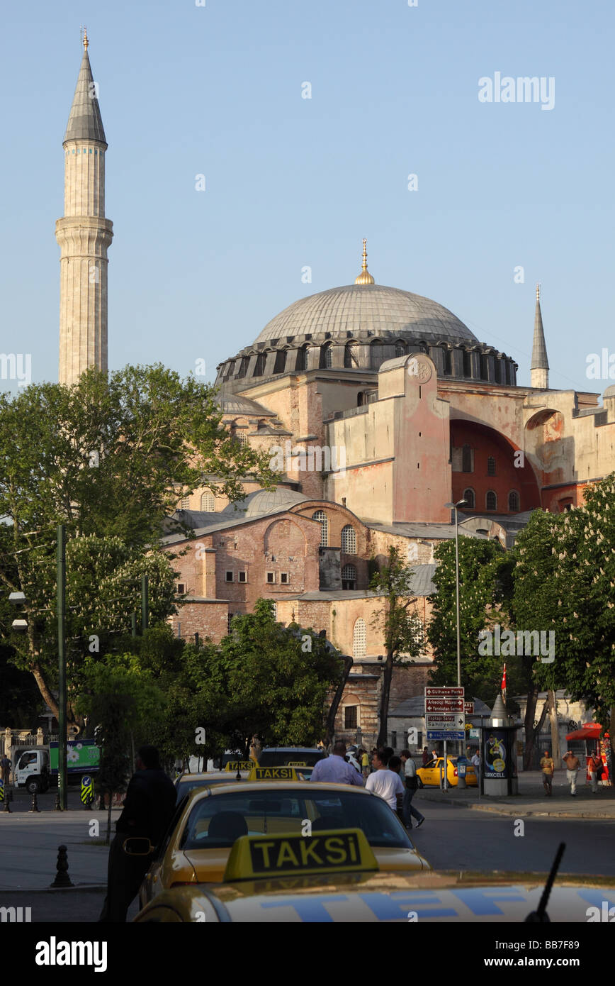 Istanbul Turquie la basilique Sainte-Sophie l'église de la Sainte Sagesse connu sous le nom de Sainte-Sophie et de la mosquée Turque ancienne église Banque D'Images