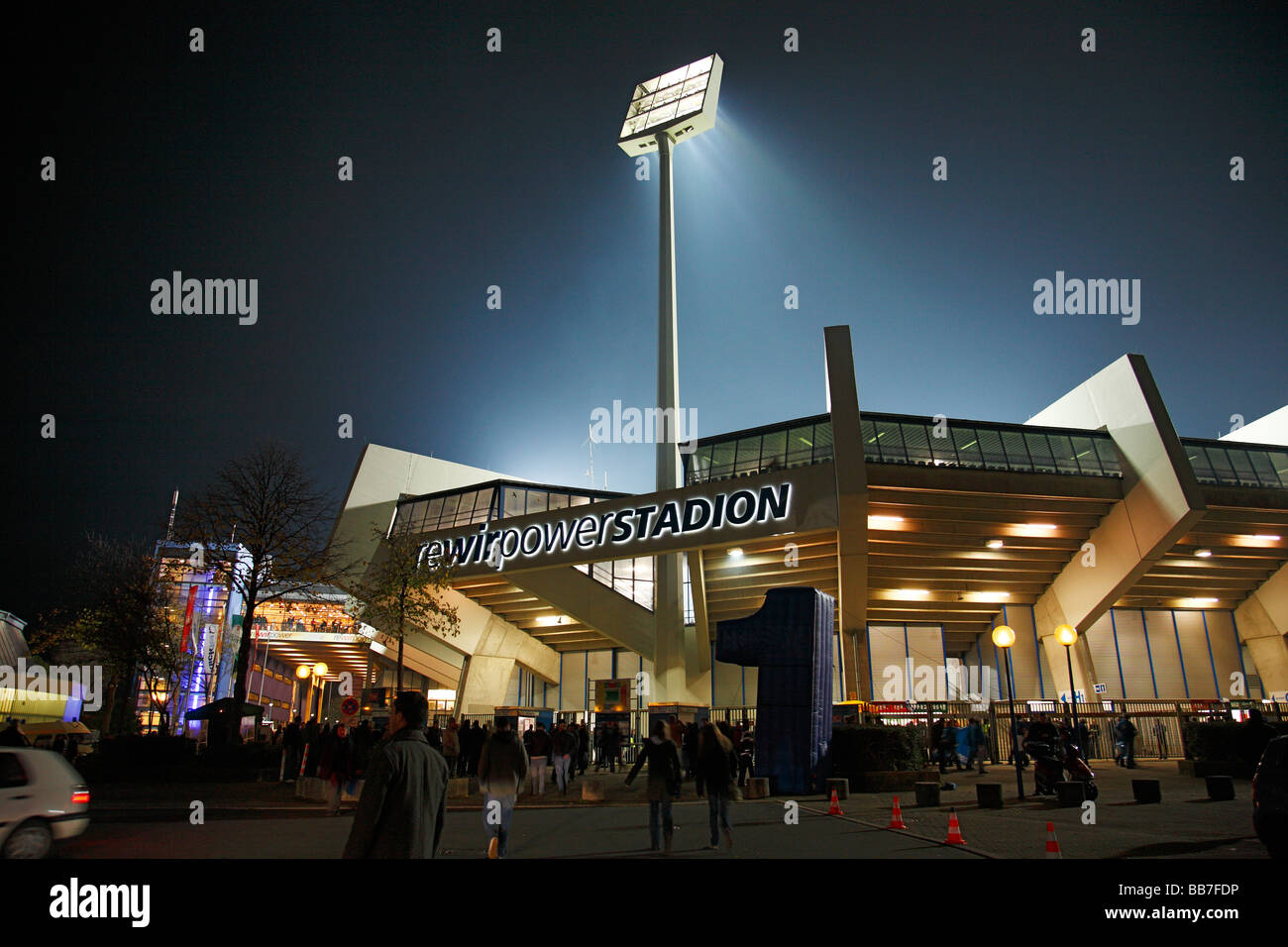 D-Ruhr, Bochum, Rhénanie du Nord-Westphalie, sports, football, Bundesliga, 2008/2009, VfL Bochum contre TSG 1899 Hoffenheim 1:3, rewirpowerSTADION, ancien stade de la Ruhr à l'Castrop Street, vue sur le stade, de l'extérieur, les spectateurs, le soir, des projecteurs, il Banque D'Images