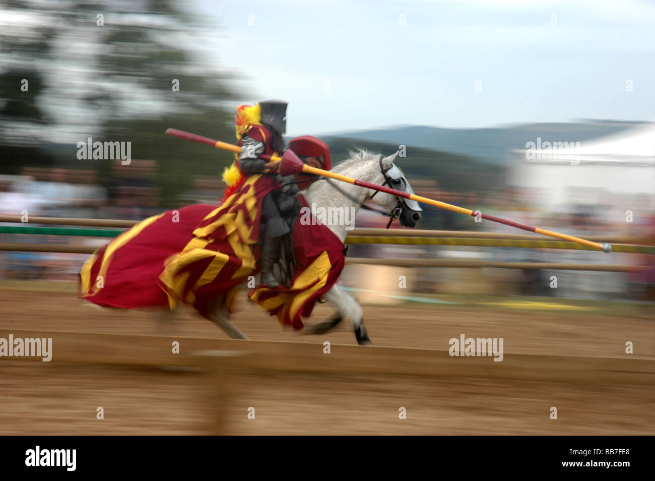 Un Chevalier En Armure Sur Un Cheval Blanc Dans Une Exposition De Joutes Medievales Au Chateau De Lulworth Dorset Photo Stock Alamy