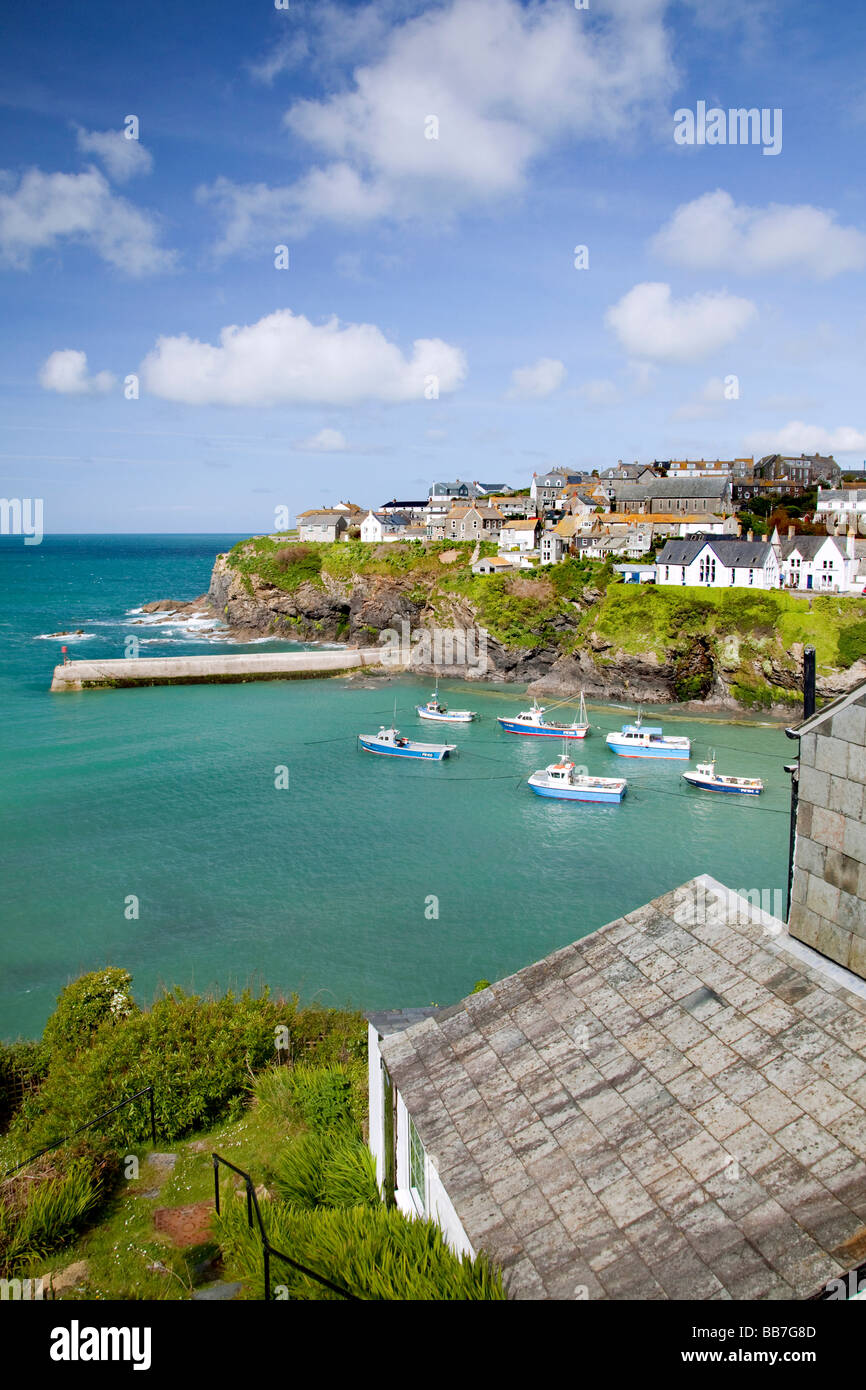 Vue sur le port de Port Isaac, un village de pêcheurs et station balnéaire populaire à Cornwall, en Angleterre. Banque D'Images