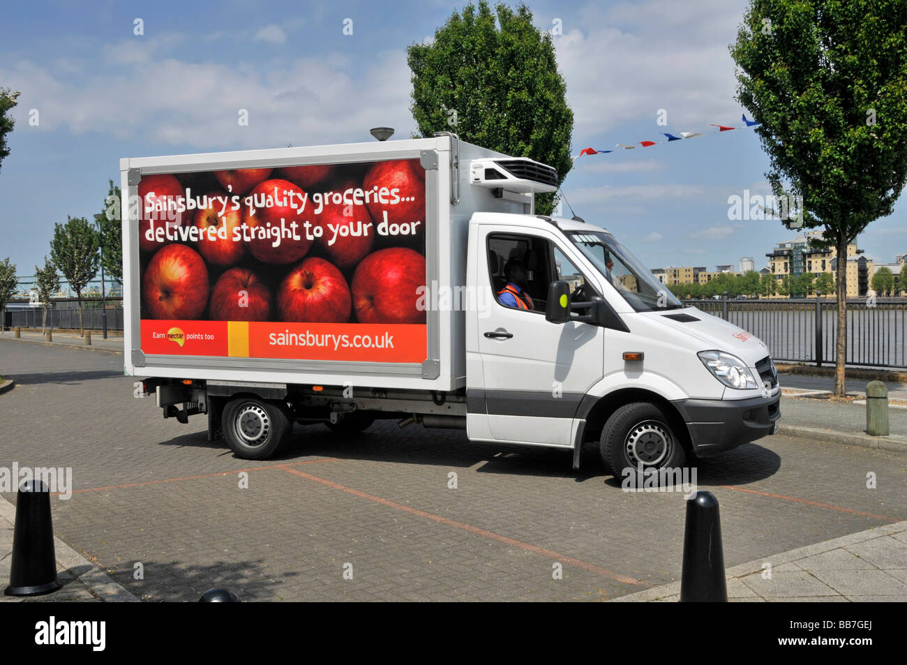 Supermarché Sainsburys parking camion de livraison jusqu'à faire de la livraison à domicile de food shopping Banque D'Images