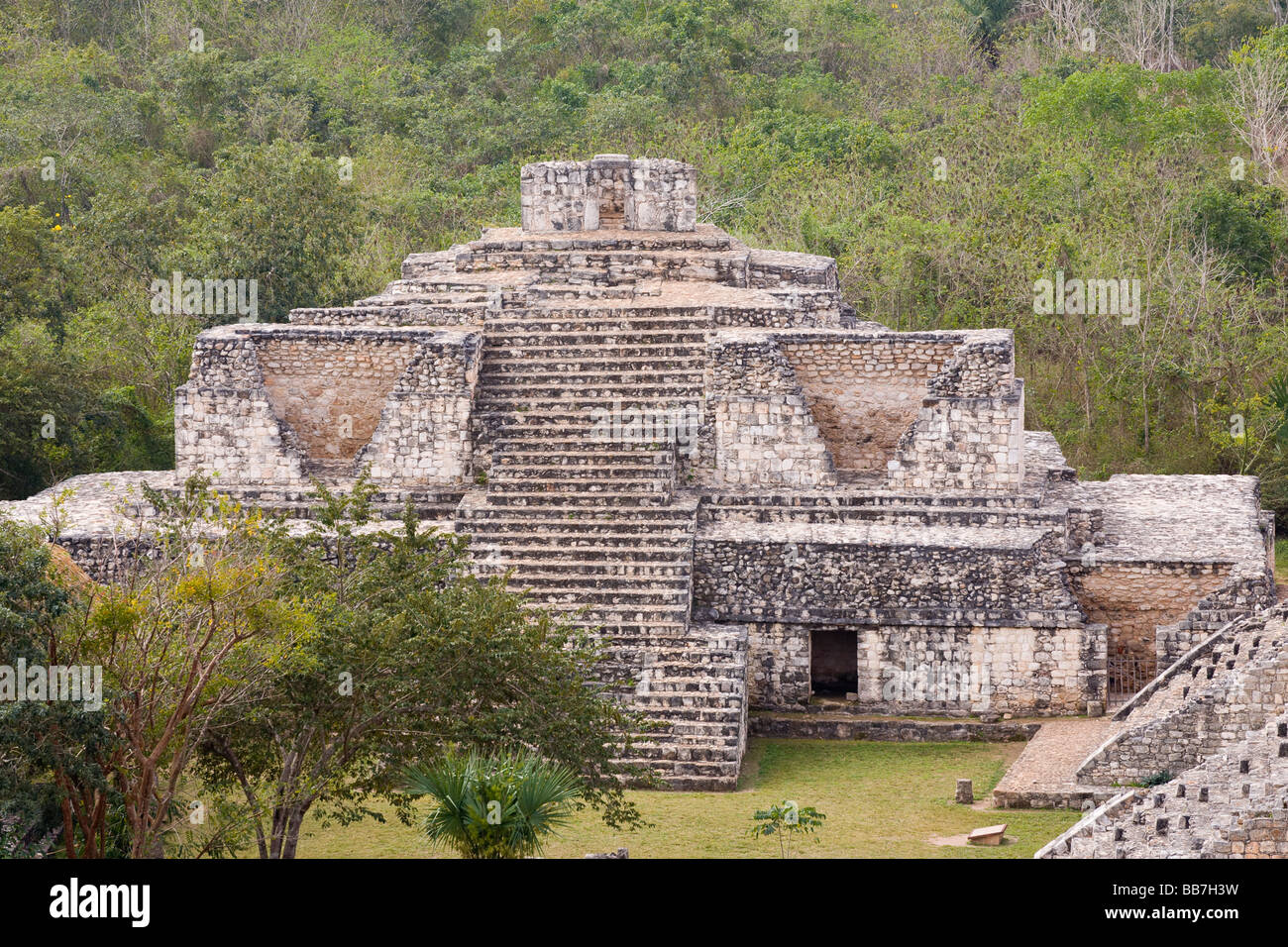 Palais ovale à Ek'Balam. Entouré par la jungle, cet énorme ruine partiellement restauré est le quatrième plus grand bâtiment sur le site Banque D'Images