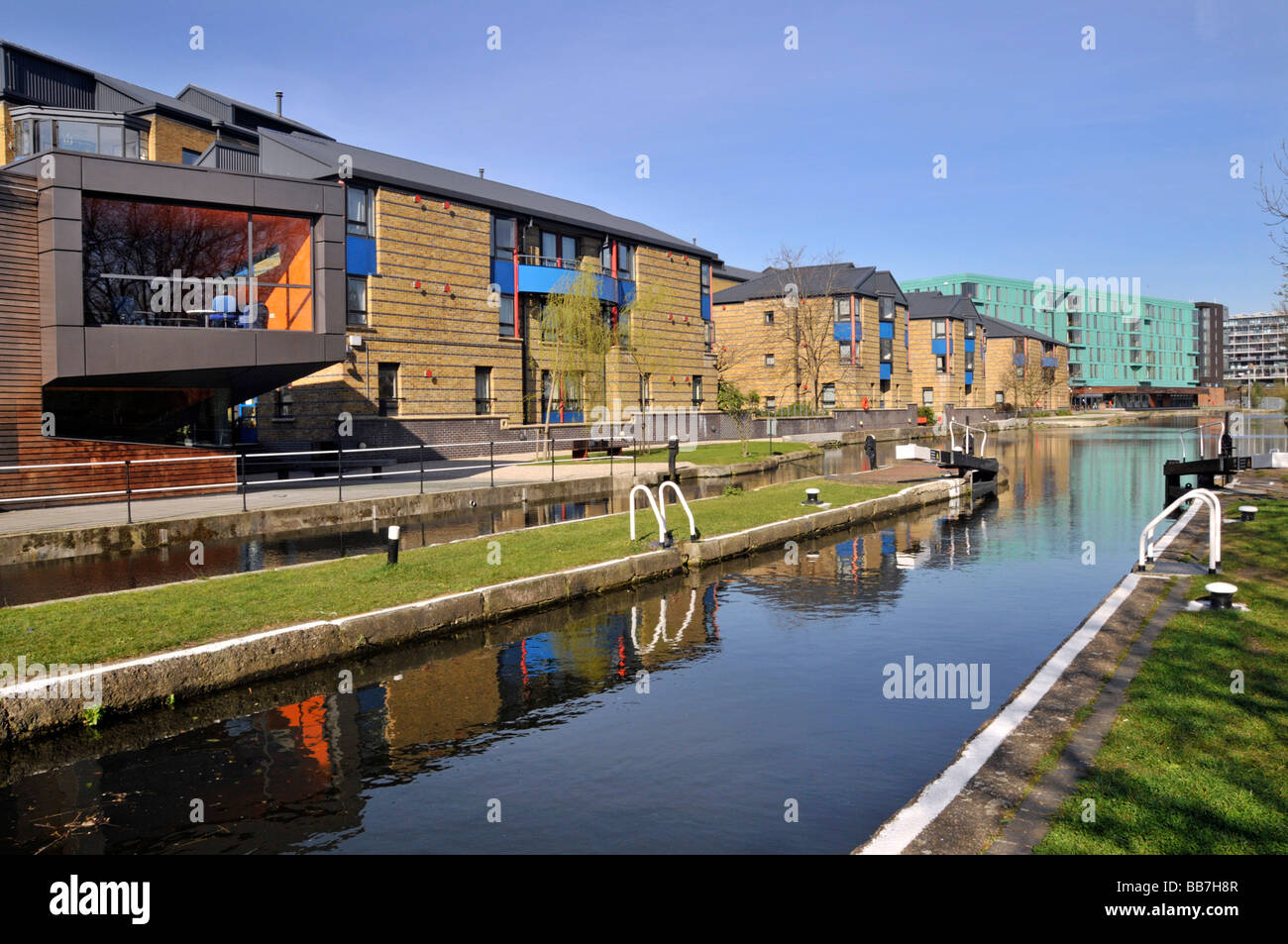 Le Regents Canal Lock du Mile End et les chemins de halage à la Queen Mary University de Londres aux côtés de bâtiments Banque D'Images