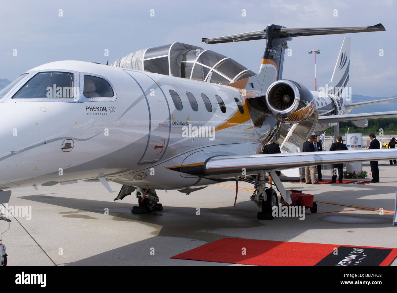 Business Jet Embraer Phenom 300 PP-XVJ au Salon EBACE avion à l'aéroport de Genève Suisse Banque D'Images