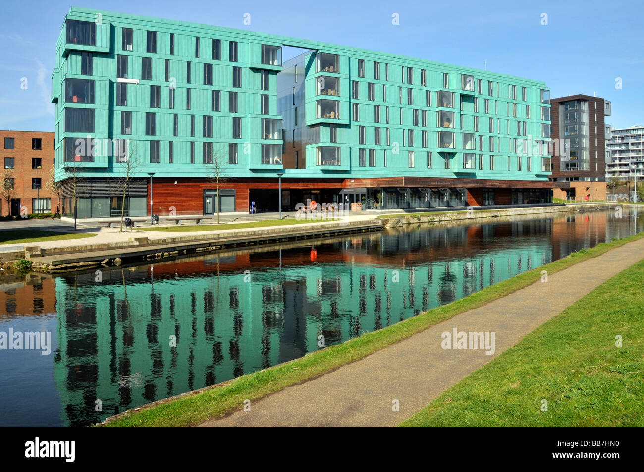 Le Regents Canal de halage du Mile End avec la Queen Mary University de Londres aux côtés de bâtiments Banque D'Images