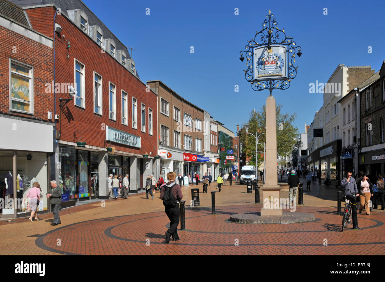 Centre-ville de Chelmsford panneau exemple de boutiques piétonnes High Street sur ciel bleu soleil jour de printemps Essex Angleterre Royaume-Uni Banque D'Images