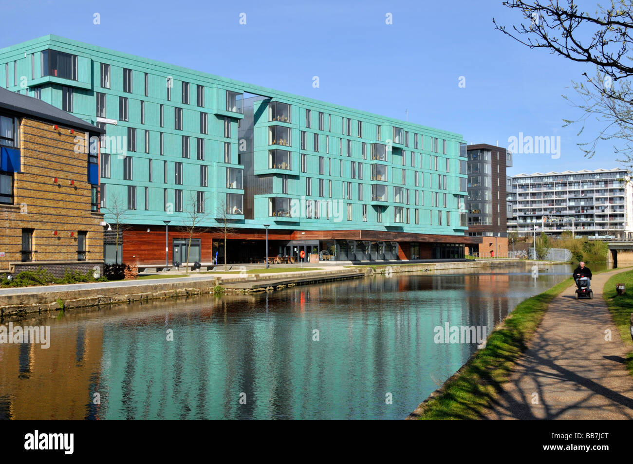 Le Regents Canal de halage du Mile End avec la Queen Mary University de Londres aux côtés de bâtiments Banque D'Images