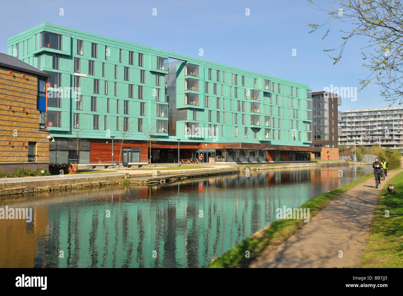 Le Regents Canal de halage du Mile End avec la Queen Mary University de Londres aux côtés de bâtiments Banque D'Images