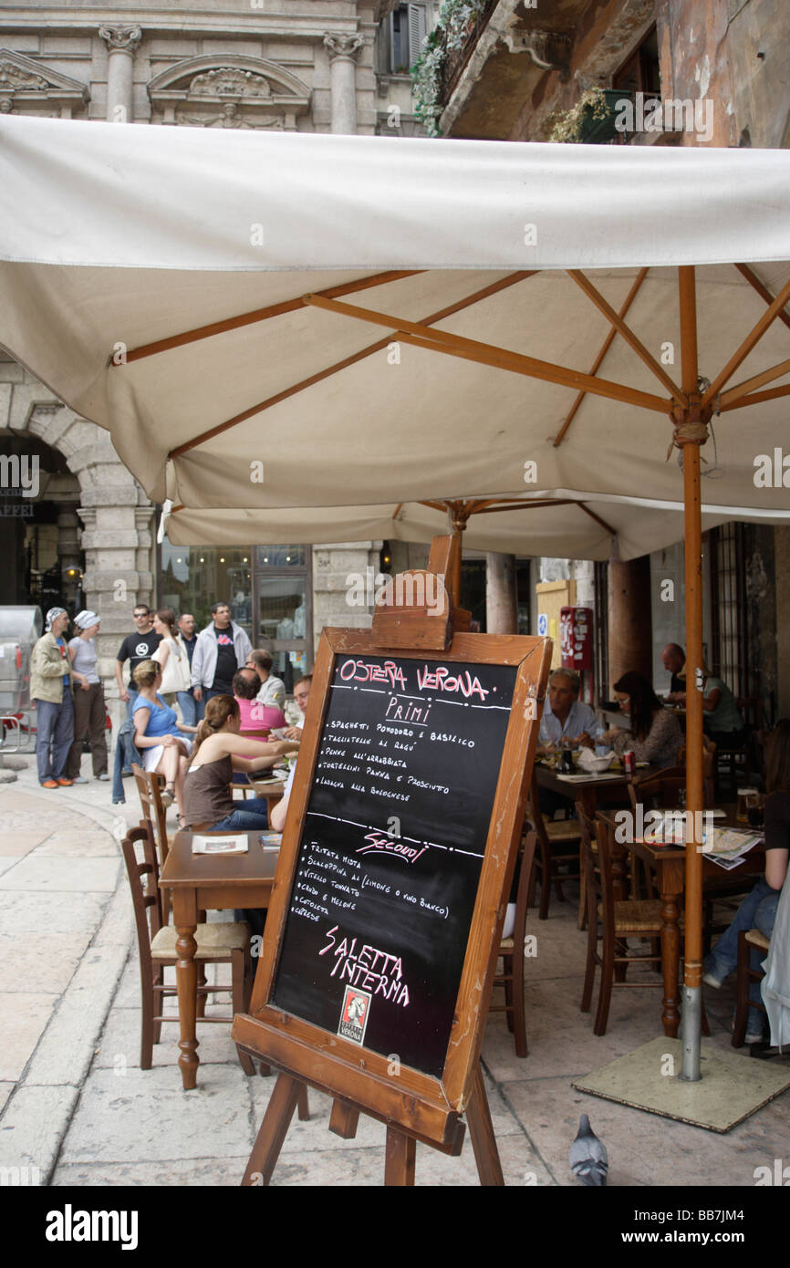 Street Cafe, restaurant en plein air, Piazza del Erbe, menu tableau noir, Vérone, Vénétie, Italie, Europe Banque D'Images