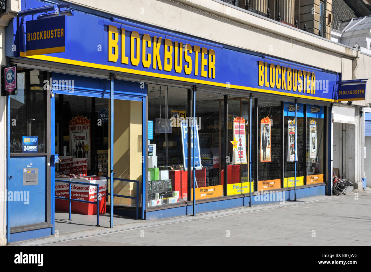 Blockbuster home video rEntertainment business location d'une boutique en façade pour le magasin de montage d'oiseaux de cinéma Mile End London Borough of Tower Hamlets Angleterre Banque D'Images