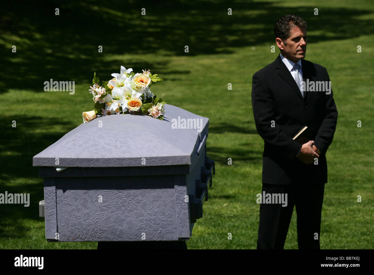 Les enseignants d'un procède à un simulacre de funérailles dans une école secondaire d'enseigner aux adolescents les dangers de l'alcool au volant. CT USA Banque D'Images