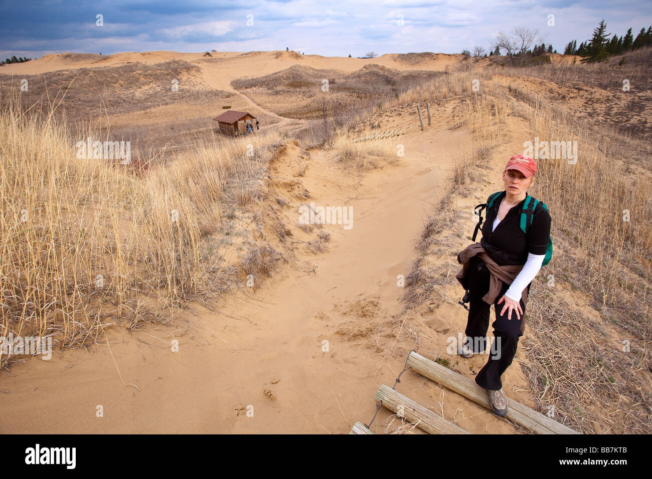 Femme randonnée dans les Spirit Sands, parc provincial de Spruce Woods, au Manitoba, Canada. Banque D'Images