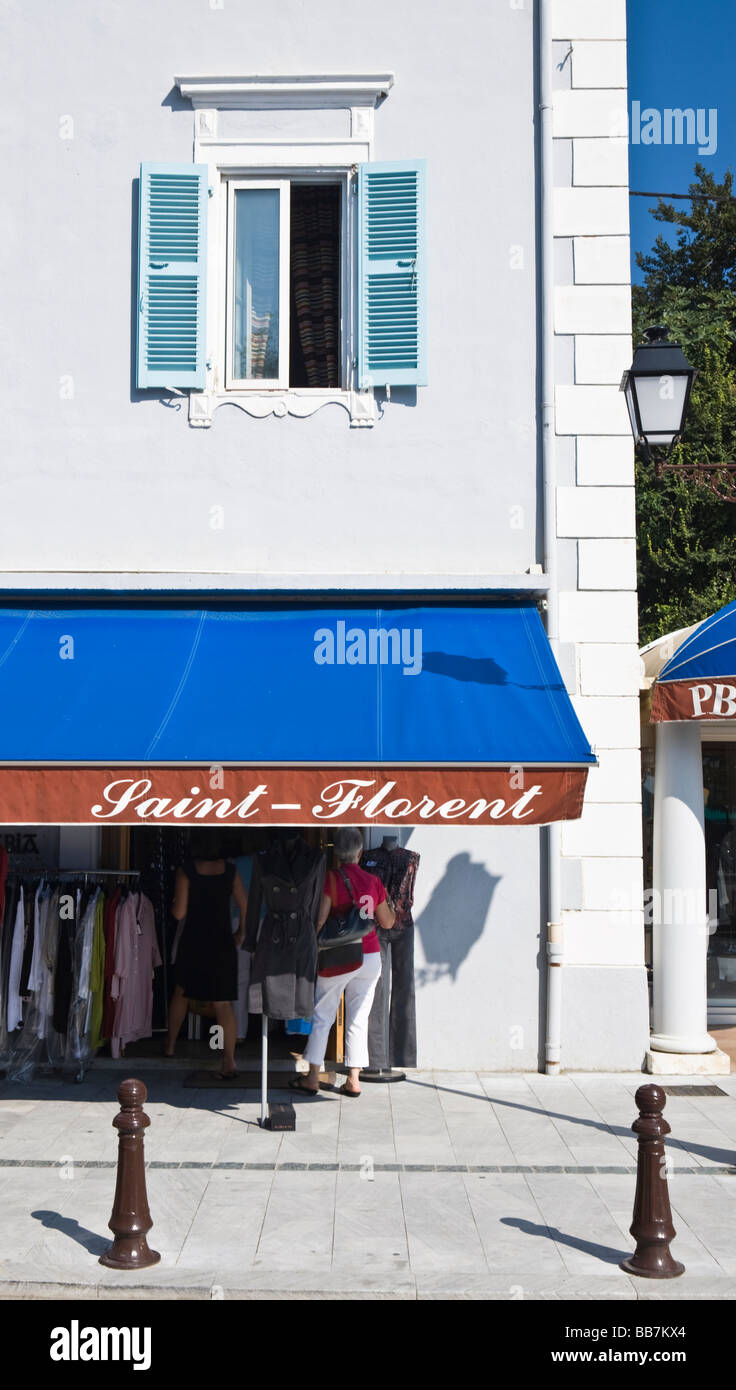 Le tourisme ou le shopping dans les boutiques de la ville de Saint-Florent Corse France Banque D'Images