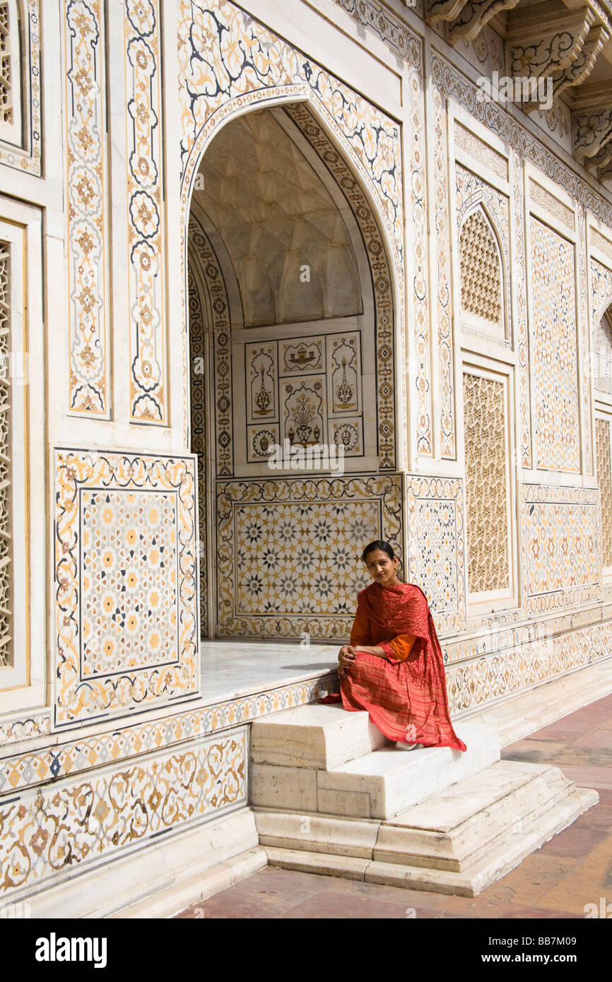 Femme assise sur les marches de l'Itimad-ud-Daulah mausolée, également connu sous le nom de Baby Taj, Agra, Uttar Pradesh, Inde Banque D'Images