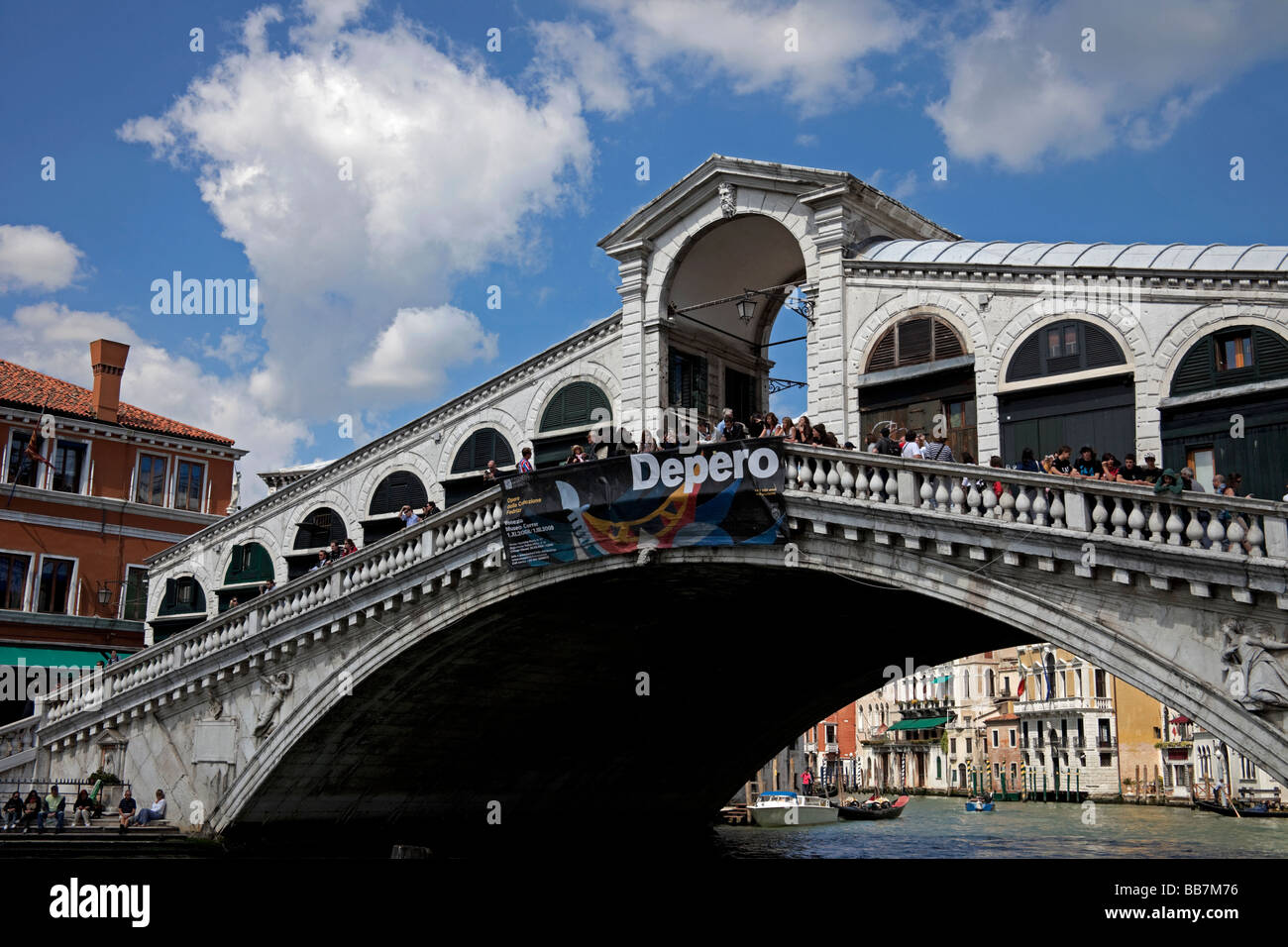 Pont du Rialto et les touristes, le Grand Canal, Venise, Italie Banque D'Images