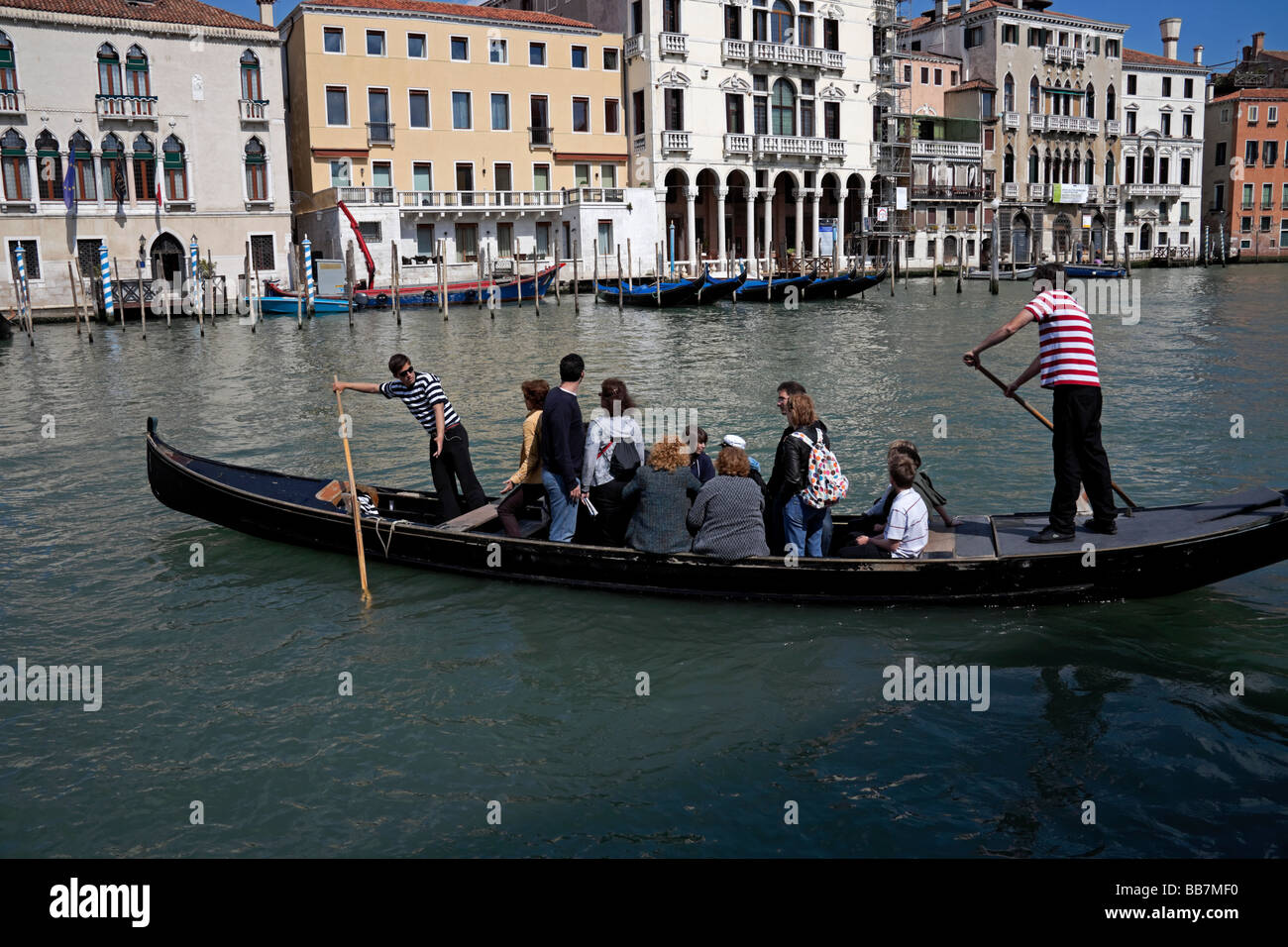 Les passagers sur le canal de passage Traghetto, Venise, Italie Banque D'Images