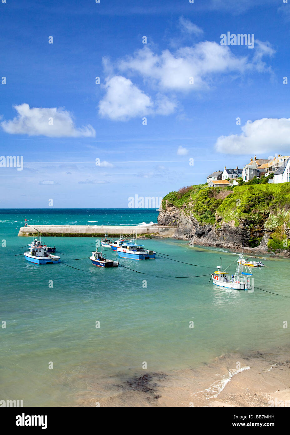 Bateaux de pêche dans le port de Port Isaac, Cornwall, UK Banque D'Images